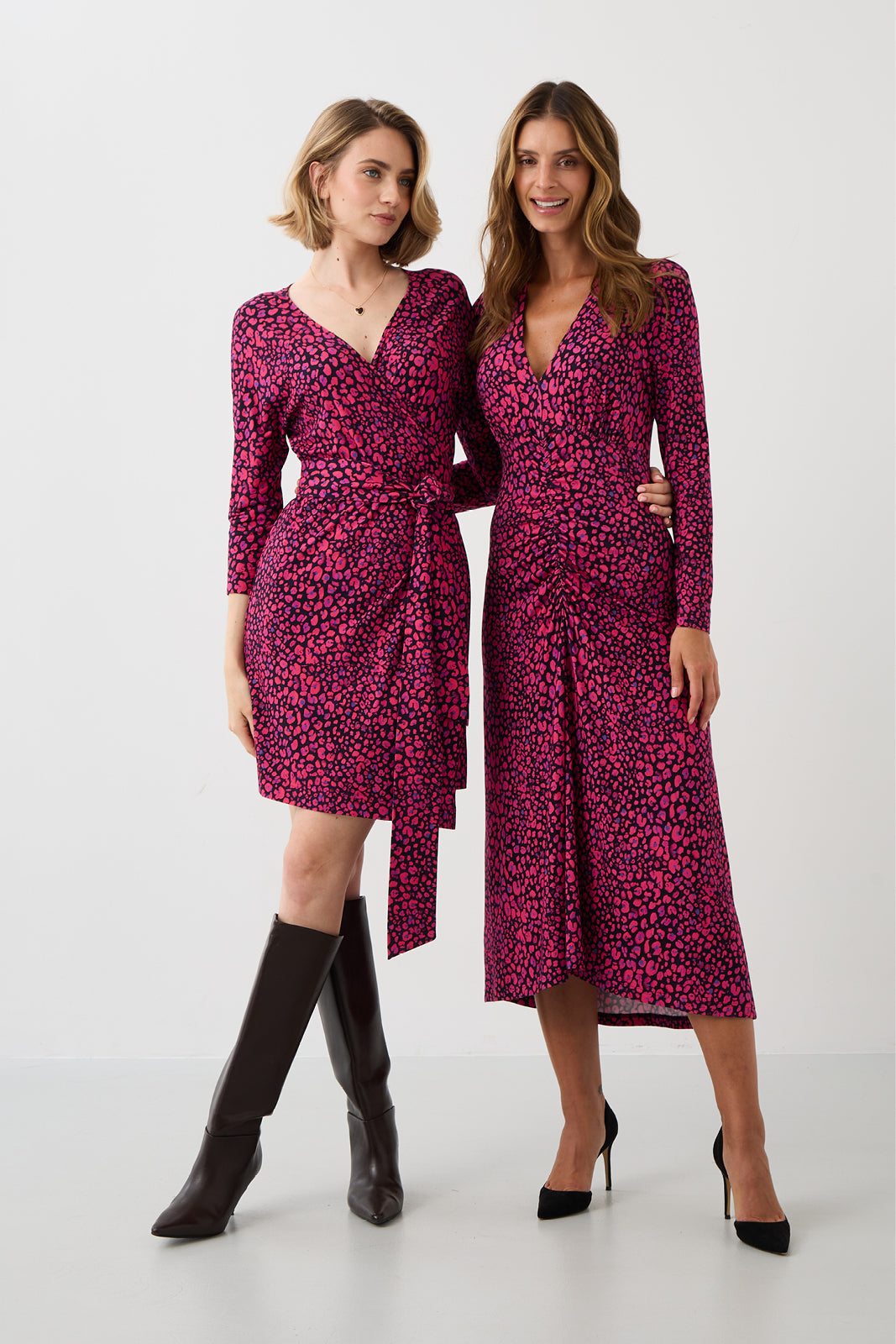 Sukienka BOGINI PRZED KOLANO print mini leo pink & art blue