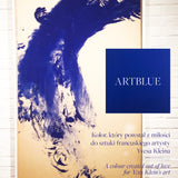 Abstrakcyjna sztuka Yvesa Kleina w kolorze Artblue, 1960, na białej ścianie