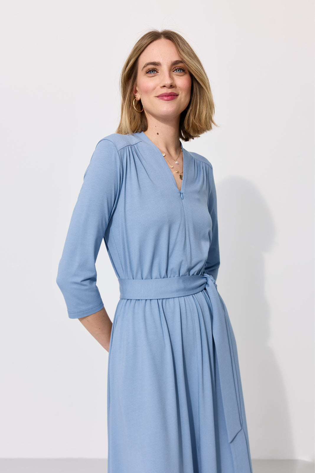 Niebieska sukienka z pasem, elegancka i wygodna, idealna na co dzień