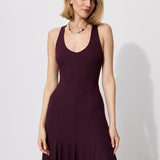 Długa sukienka w kolorze burgundowym z dekoltem w serek, idealna na wieczorowe wyjścia