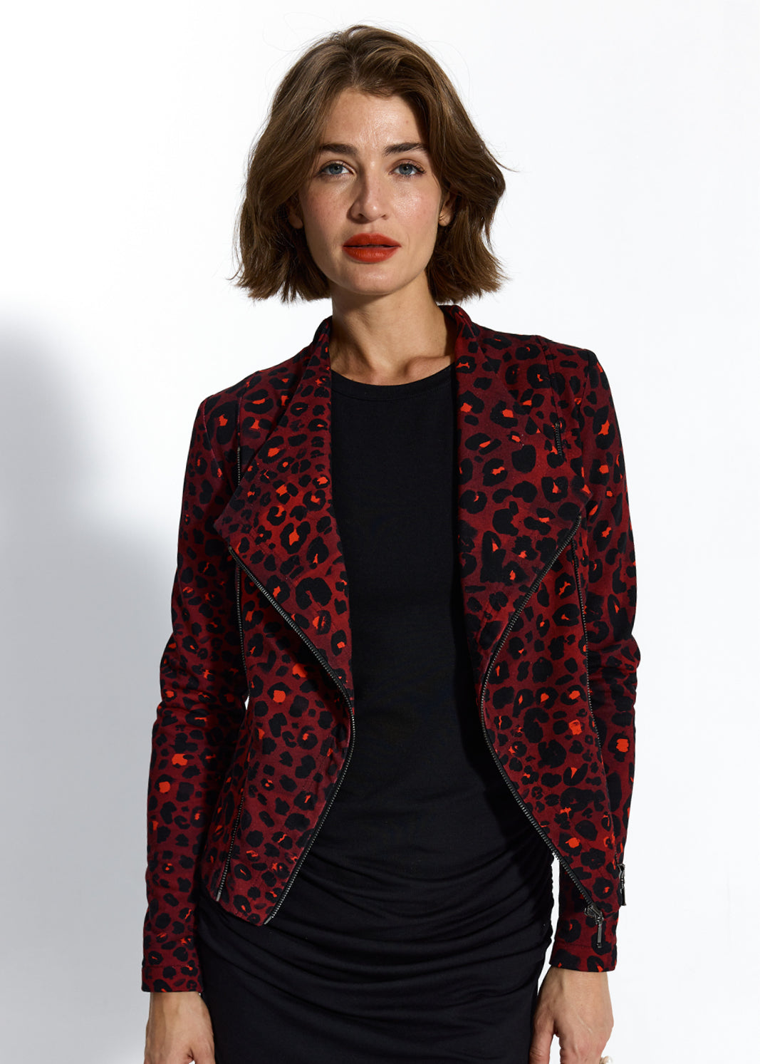 Czerwona kurtka w panterkę z czarną sukienką, stylowa i wygodna moda damska