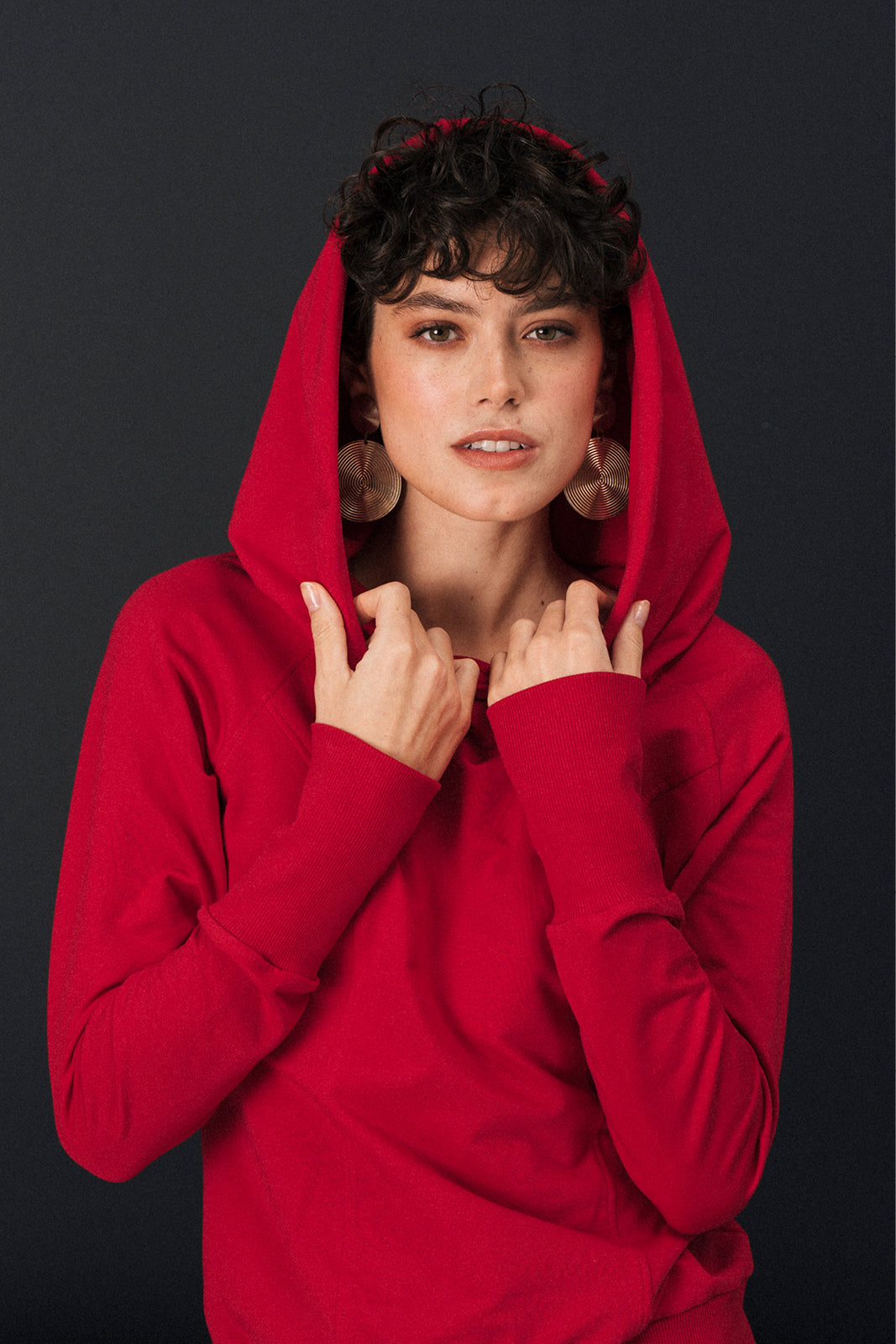 Czerwona bluza z kapturem, modna i wygodna, idealna na codzienność – self-care fashion