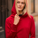 Czerwony sweter z kapturem, modna i wygodna stylizacja na co dzień
