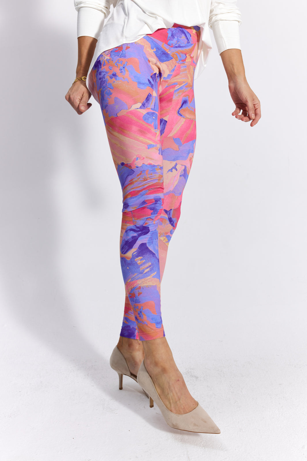 Kolorowe legginsy z abstrakcyjnym wzorem, idealne na codzienne stylizacje i self-care fashion