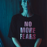Czarny t-shirt z napisem NO MORE FEARS, modny i wygodny, idealny na co dzień