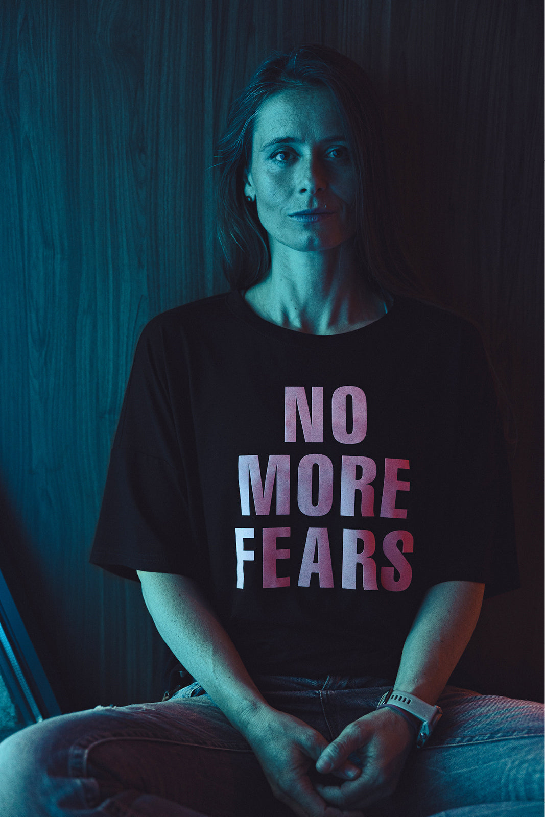 Czarny t-shirt z napisem NO MORE FEARS, modny i wygodny, idealny na co dzień