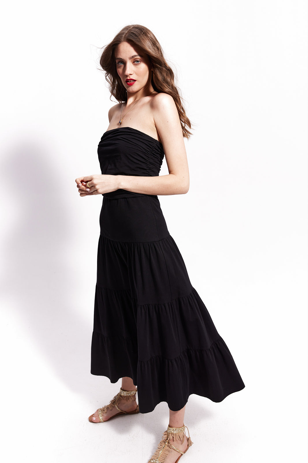 Czarna sukienka bez rękawów z falbanami, idealna na letnie okazje. Elegancka, wygodna i modna.
