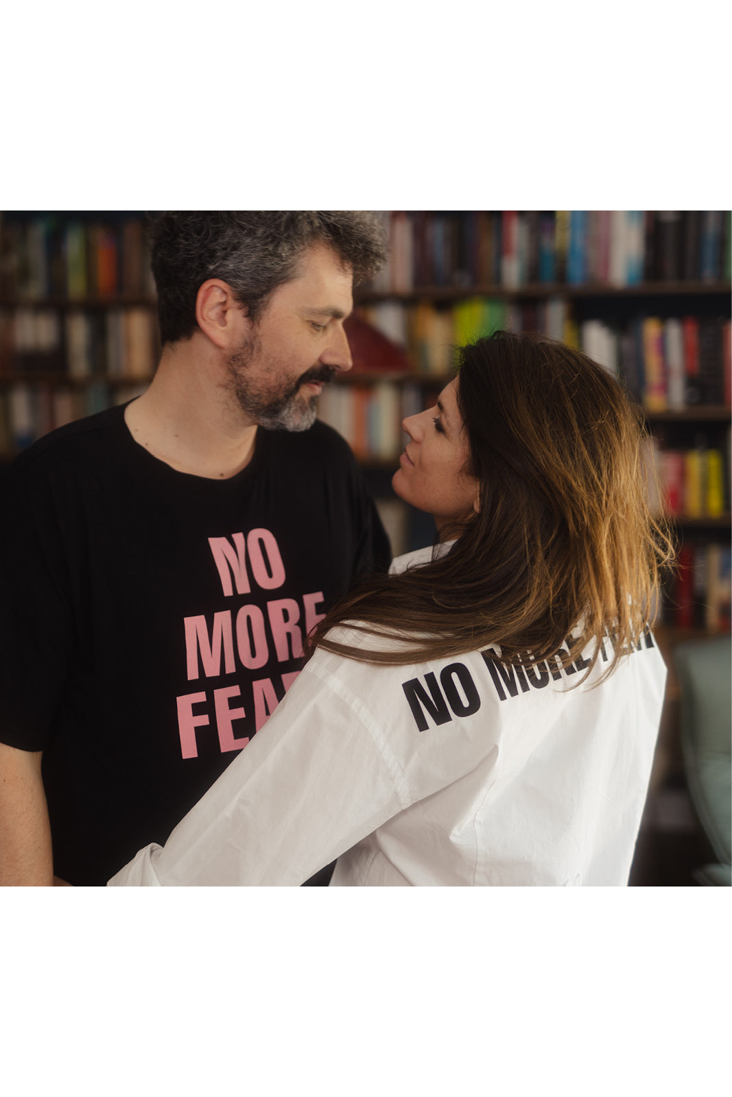 Para w koszulkach z napisem 'NO MORE FEAR', stylowy strój z kulturą i modą