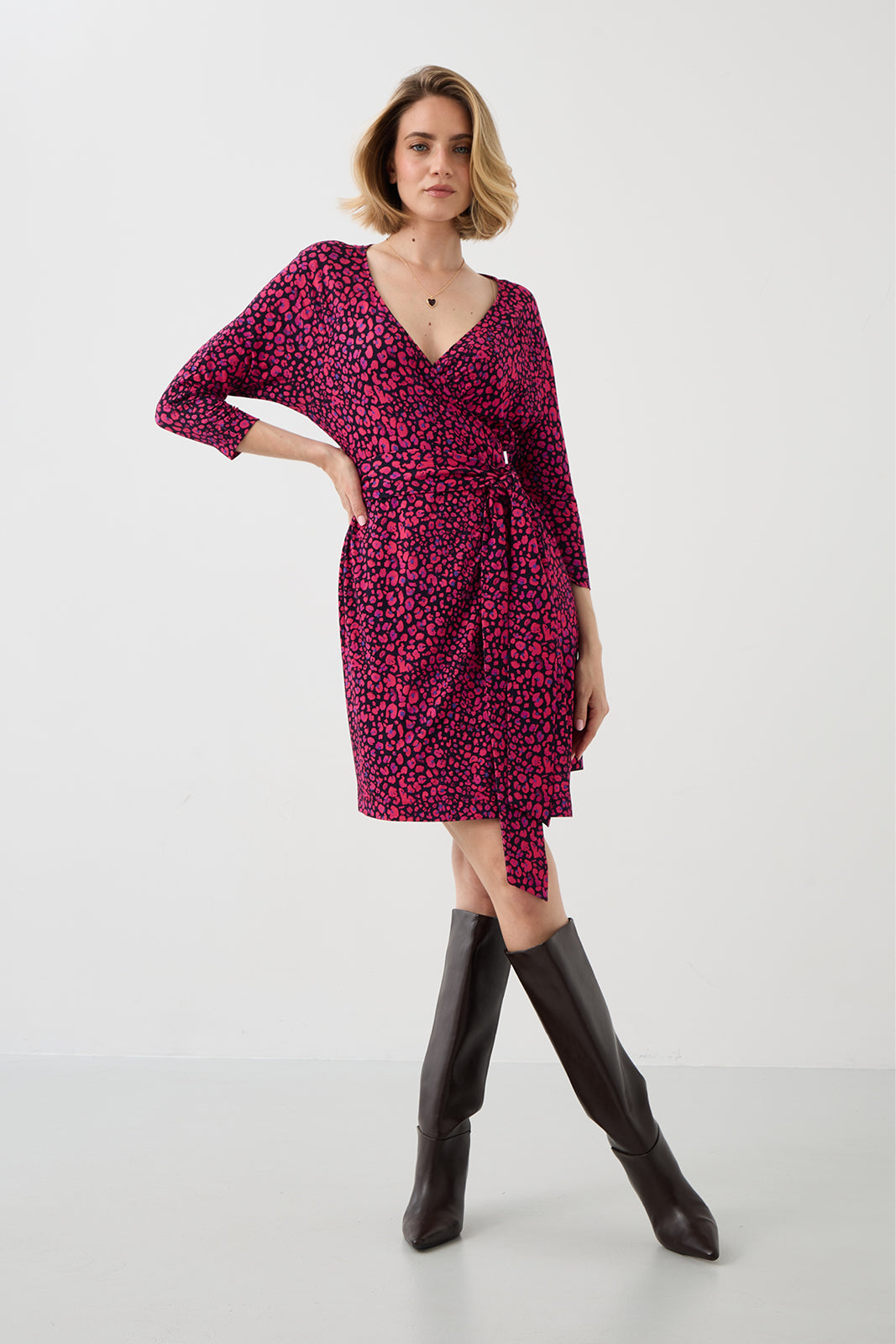 Sukienka BOGINI PRZED KOLANO print mini leo pink & art blue