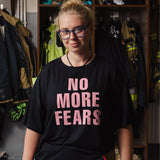 Czarny t-shirt z napisem NO MORE FEARS, stylowy i wygodny, idealny na co dzień