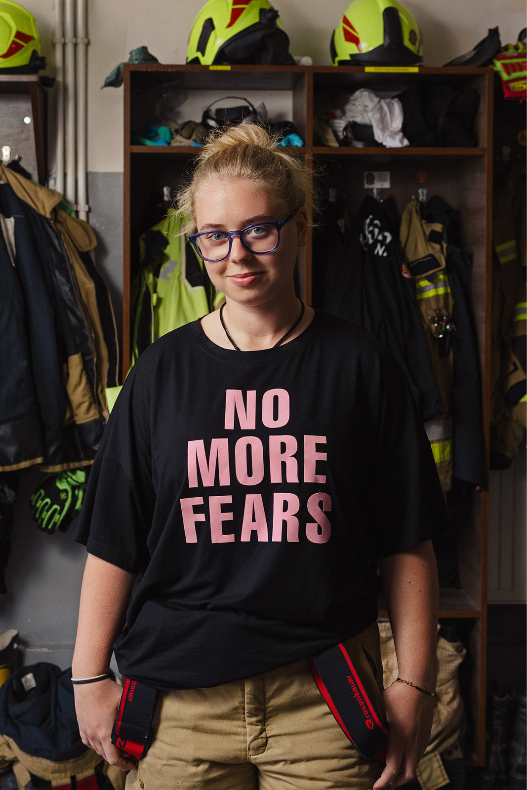 Czarny t-shirt z napisem NO MORE FEARS, stylowy i wygodny, idealny na co dzień