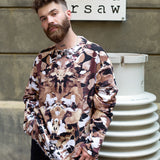 Mężczyzna w stylowej bluzie z abstrakcyjnym wzorem, kultura i moda w Warszawie