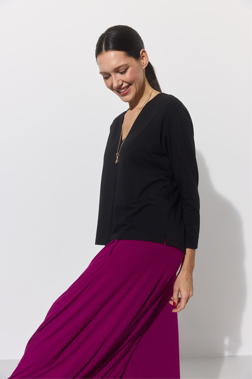 Czarna bluza i fioletowa spódnica – stylowa, wygodna moda dla kobiet