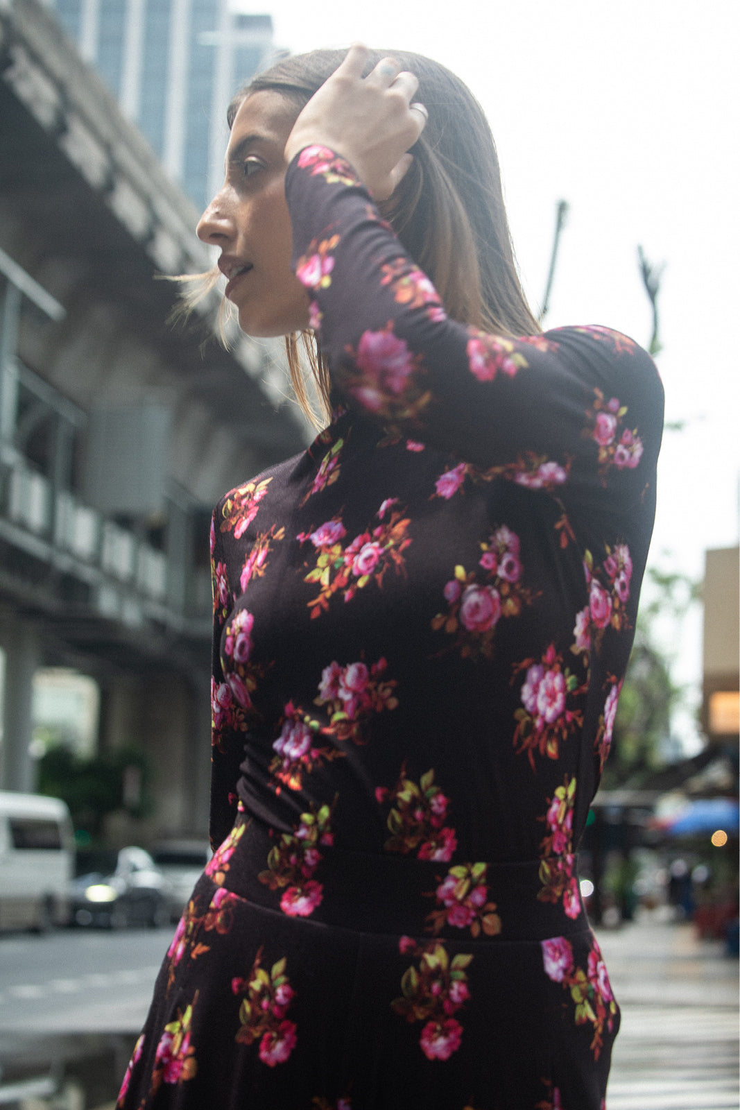Czarna sukienka z kwiatowym wzorem, idealna na miasto – elegancka i wygodna moda damska