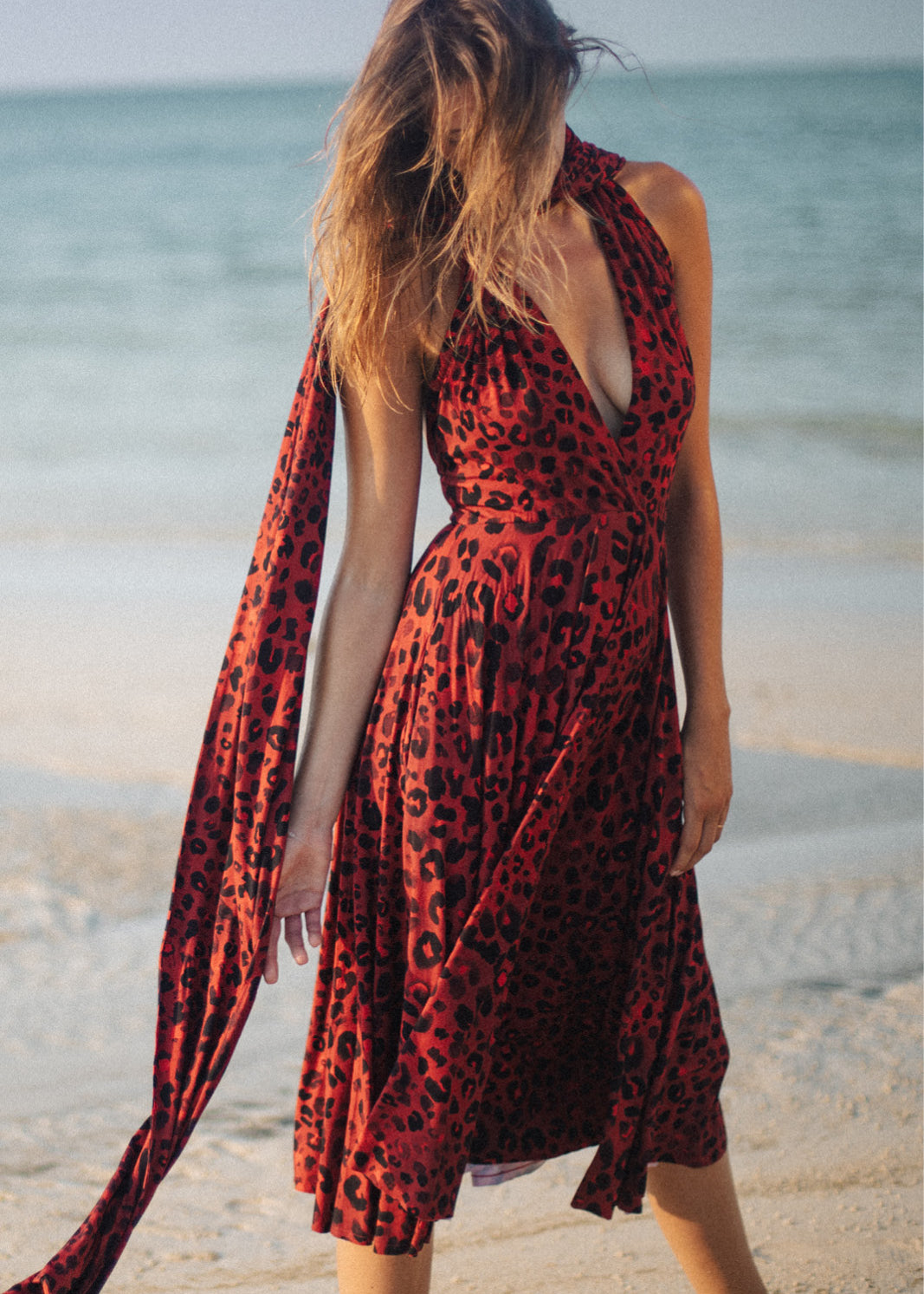 Czerwona sukienka w leopardzie z głębokim dekoltem, idealna na plażę – modna i wygodna