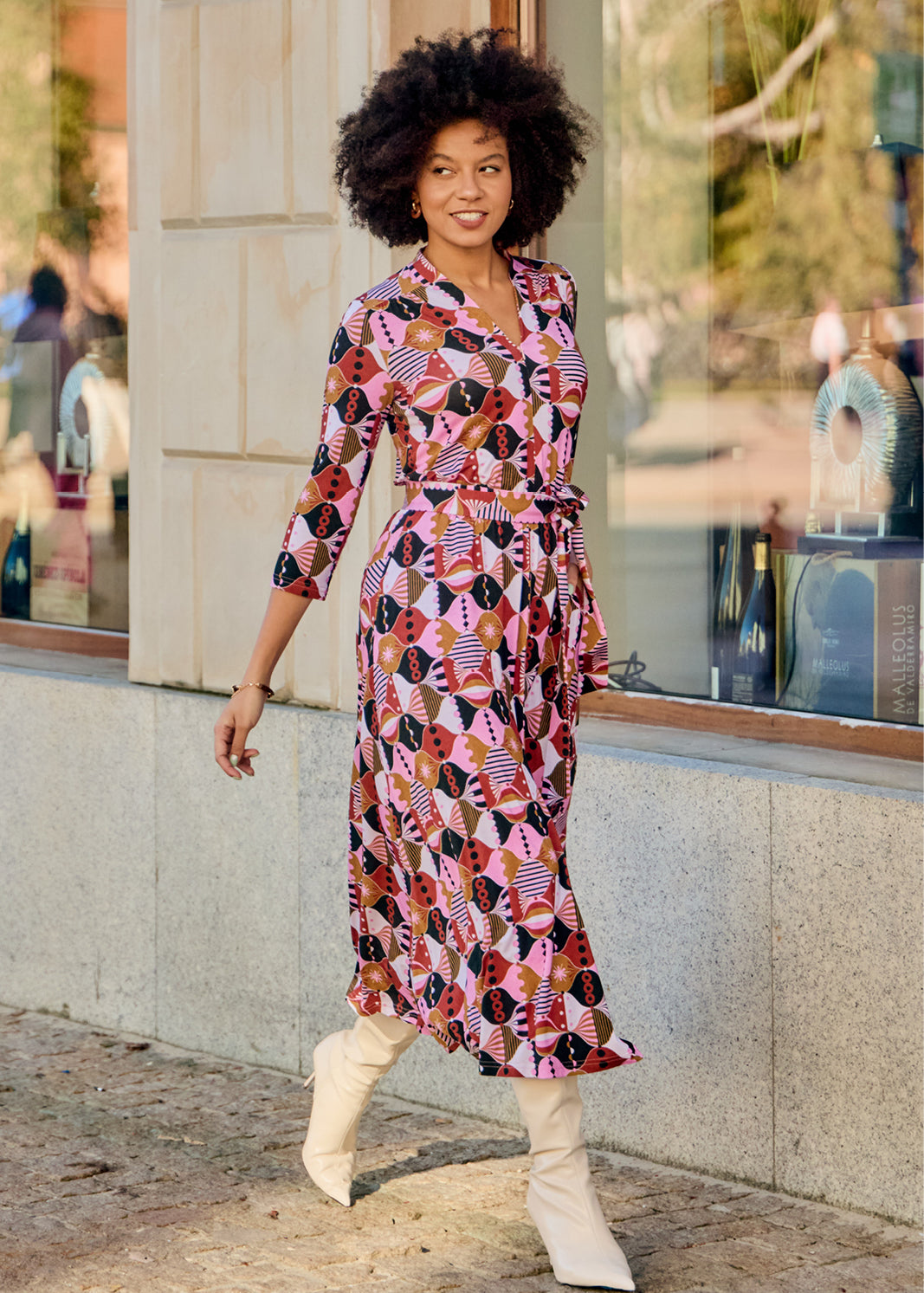Kobieta w kolorowej, geometrycznej sukience midi z pasem i beżowych butach na ulicy – moda polska, self-care fashion