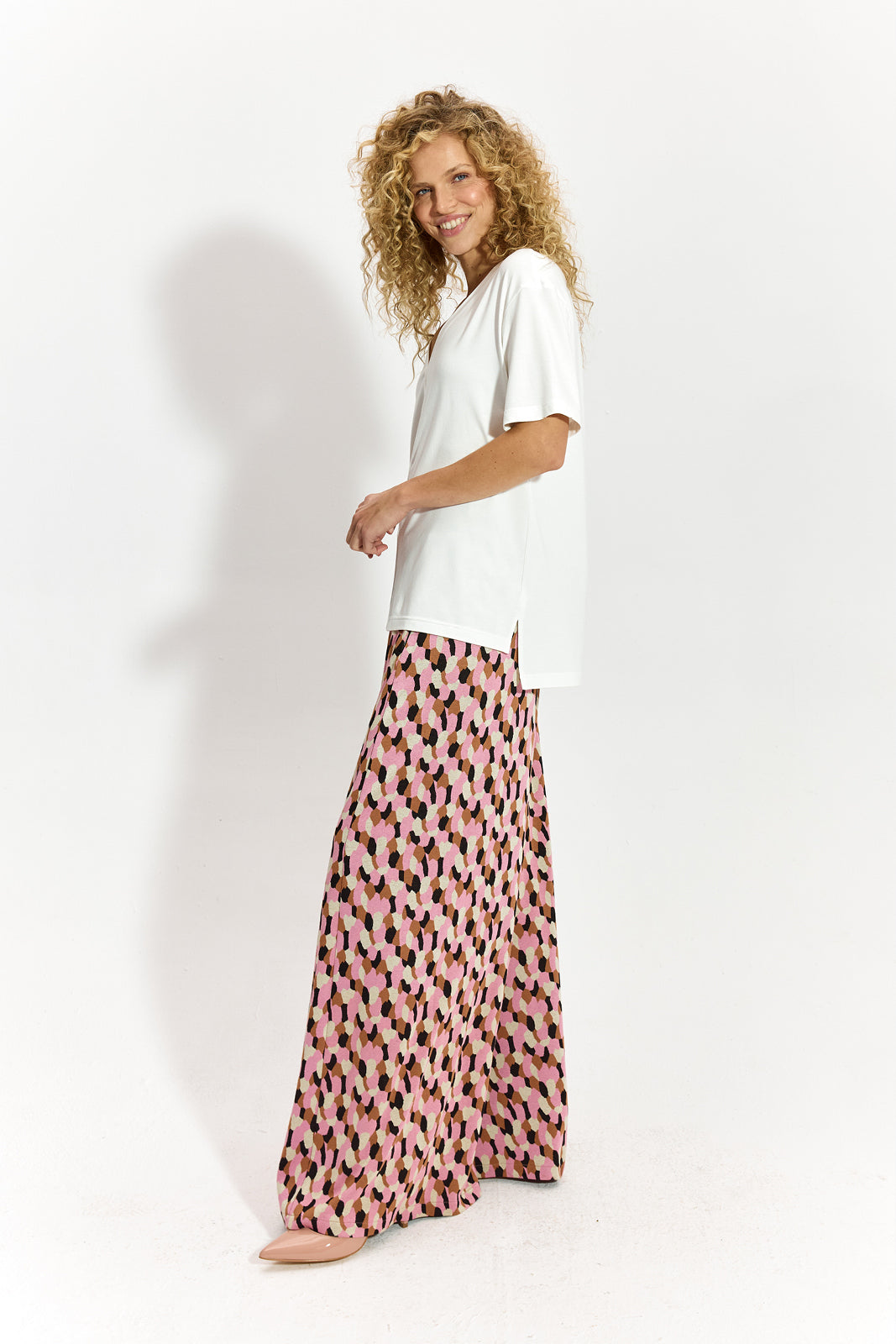 Długa spódnica w geometryczny wzór różowo-brązowy z białym t-shirty, stylowa i wygodna moda damska