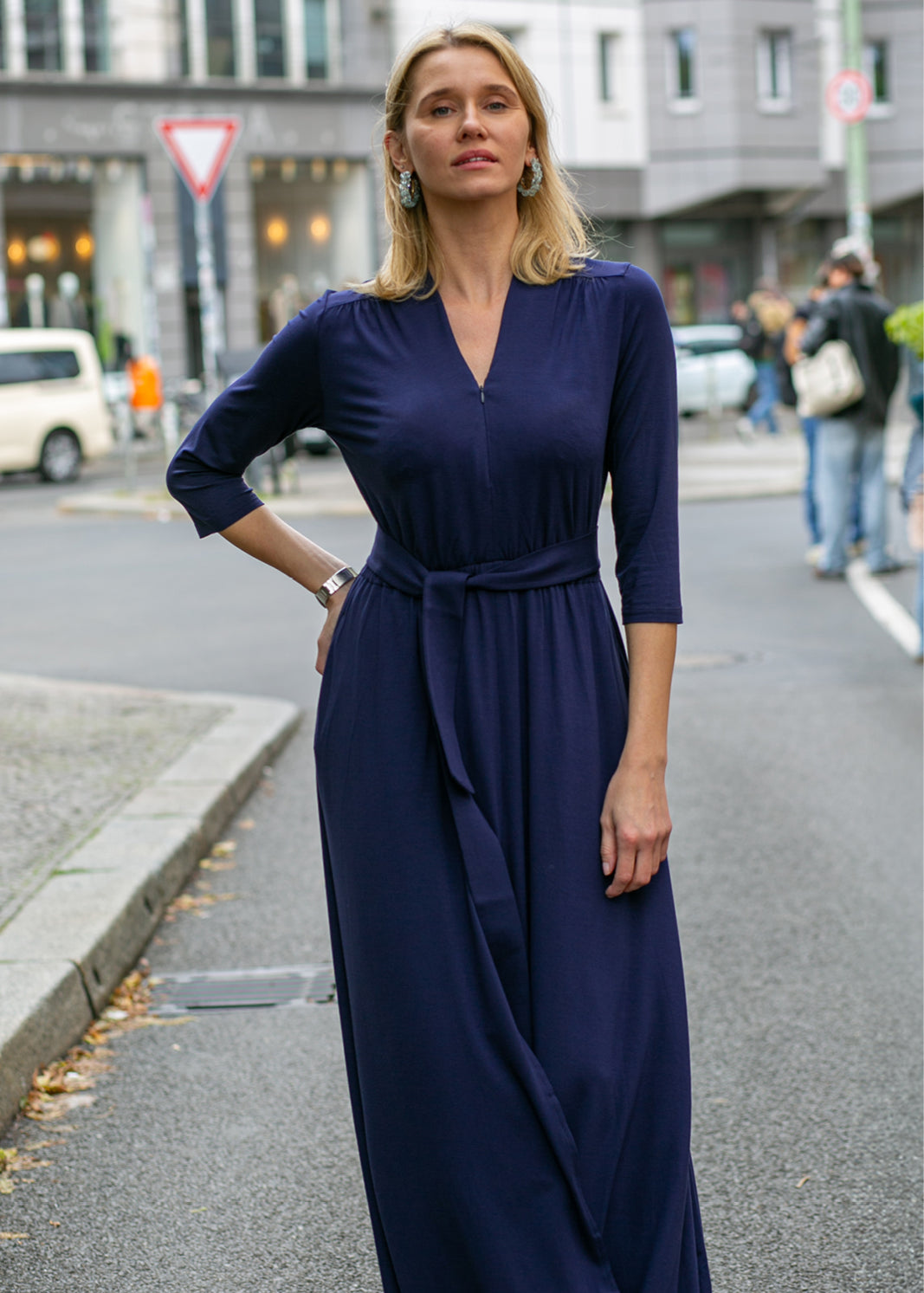Elegancka sukienka maxi w kolorze granatowym z wiązanym pasem, idealna na miasto – wygodna i modna