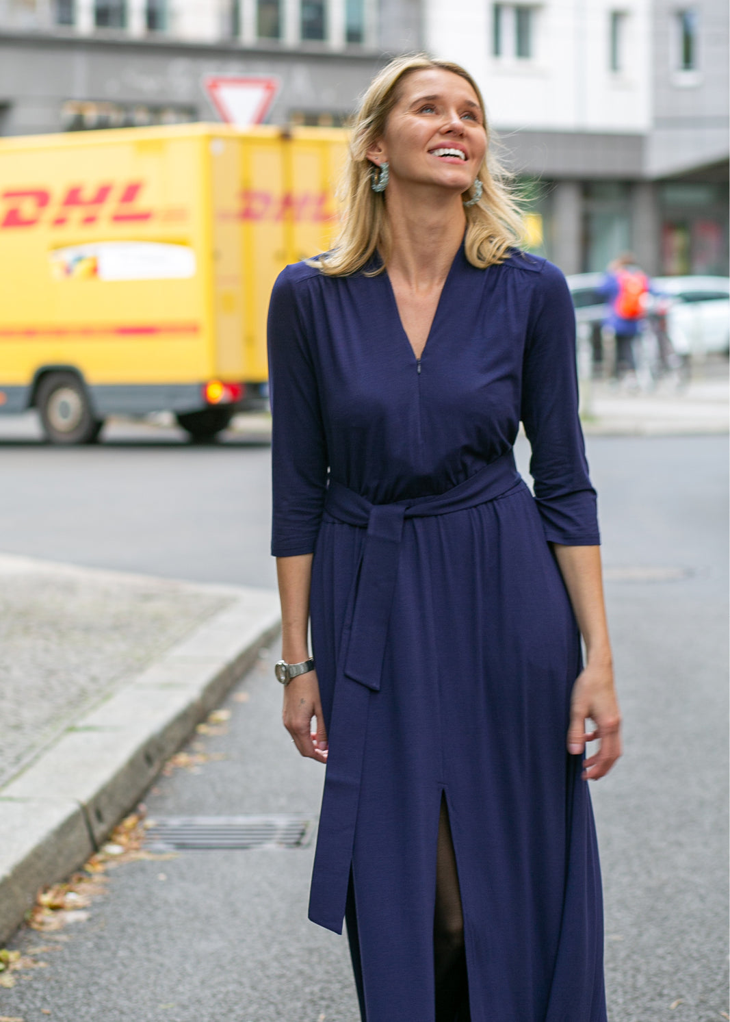 Elegancka sukienka maxi w kolorze granatowym z pasem, idealna na co dzień i na miasto, z kieszeniami i rozcięciem