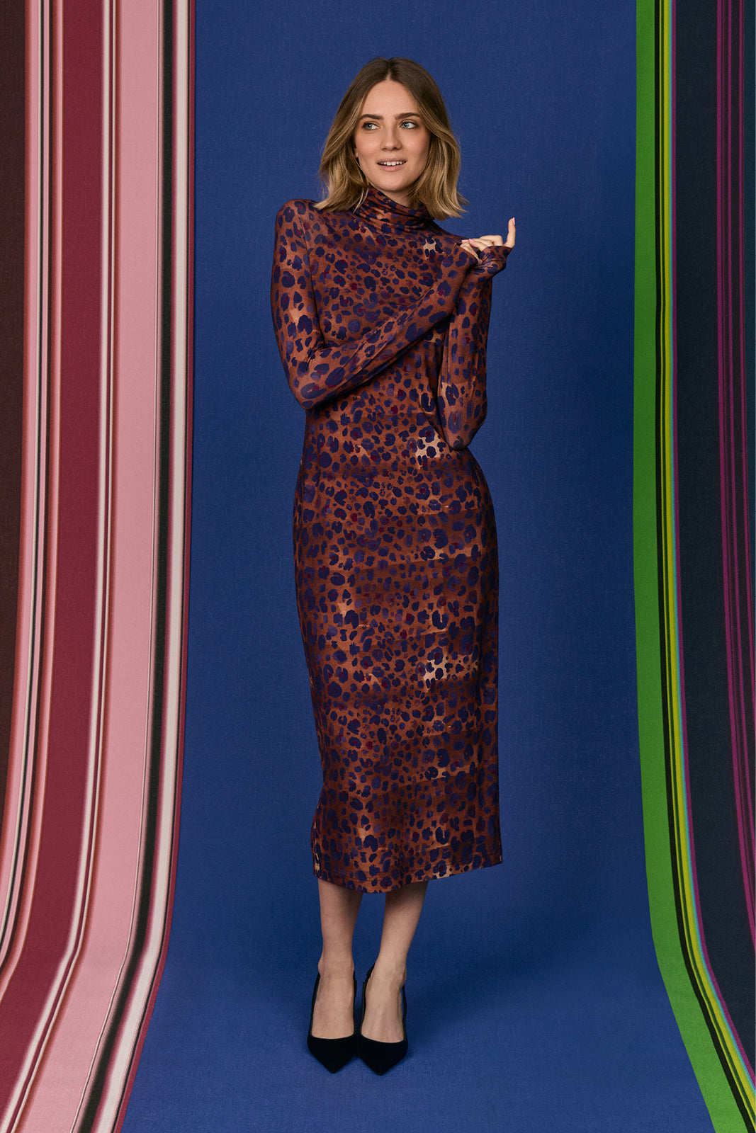 Sukienka SKINCITY Z GOLFEM MAXI print leo burgundy